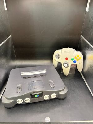 une console de jeux vidéo et une manette de jeu dans une boîte en métal