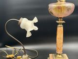 paire de lampes de table anciennes avec abat-jour en verre rose et pied en métal doré