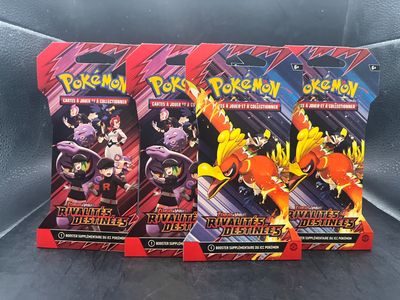 Trois cartes à collectionner Pokémon sont exposées sur une surface noire