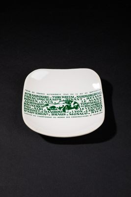 un gros plan d'une assiette blanche ornée de motifs verts