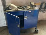 une armoire bleue contenant un poêle, située dans un garage