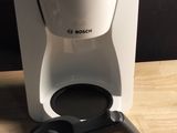 une cafetière posée sur une table en bois
