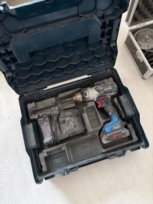 une caisse à outils avec des outils à l'intérieur sur le sol