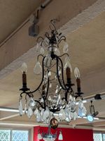 Petit lustre cage en fer forgé à quatre lumières, orné de pa… (photo 3)