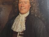 portrait d'un homme vêtu d'un manteau marron et d'une chemise blanche