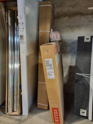 de nombreux cartons empilés sur le sol