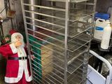 un Père Noël debout à côté d'un présentoir de produits alimentaires