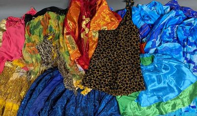 beaucoup de vêtements de différentes couleurs posés sur une table