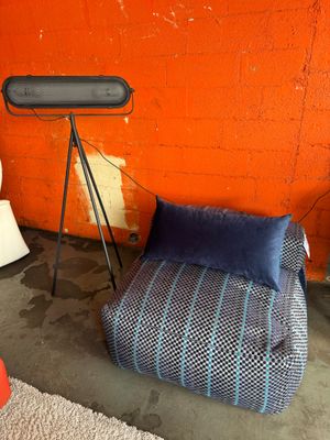 un mur orange avec une chaise et un lit