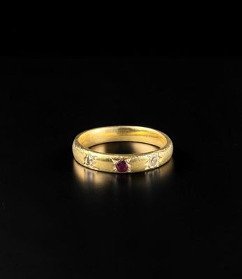 une bague en or avec un rubis au centre