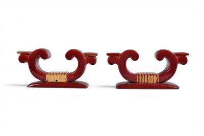une paire de bougeoirs rouges et dorés sur fond blanc