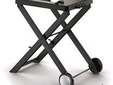 une table noire munie de roulettes, sur fond blanc