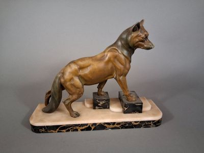 statue d'un chien posée sur un socle en marbre, sur fond gris