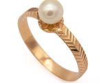 une image représentant une bague en or avec une perle au centre