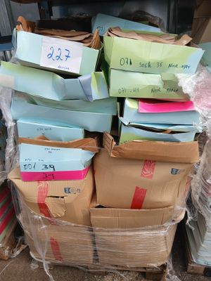 une pile de boîtes empilées les unes sur les autres