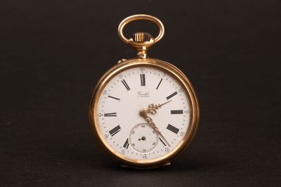 une montre de poche en or avec des chiffres romains