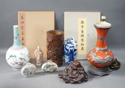 de nombreux vases posés sur une table