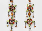 une photo d'une paire de boucles d'oreilles ornées de pierres multicolores