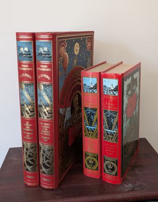 trois livres posés sur une table