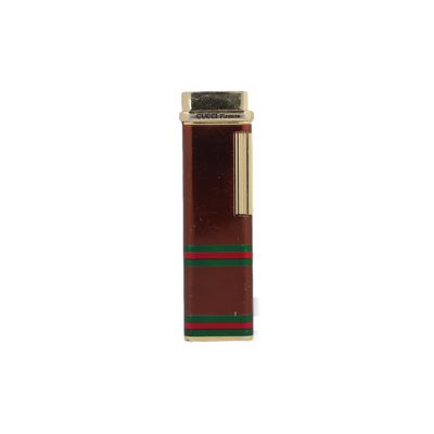 un gros plan d'un briquet posé sur une surface blanche, avec un fond blanc