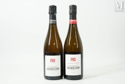 deux bouteilles de vin posées l'une à côté de l'autre sur une surface blanche