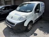 une petite camionnette blanche garée à côté d'une voiture noire