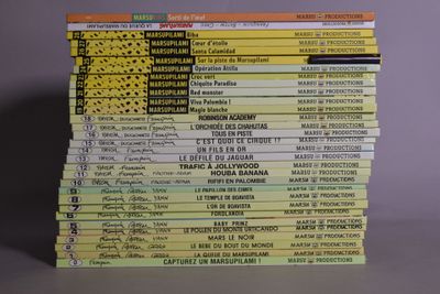 plusieurs livres empilés sur une table