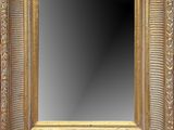 un miroir à cadre doré orné d'un motif décoratif