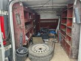 une image représentant un camion avec un pneu à l'intérieur