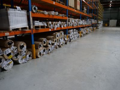 de nombreux rouleaux de papier sur les étagères de l'entrepôt