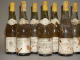 six bouteilles de vin sont alignées sur une table