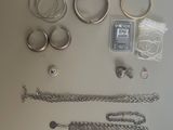 beaucoup de bijoux en argent sur la table