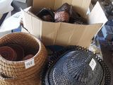 de nombreux paniers posés sur une table dans une pièce