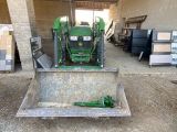 un tracteur garé à l'intérieur d'un bâtiment