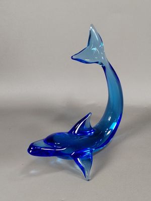 DAUM. Grand dauphin en cristal teinté bleu.