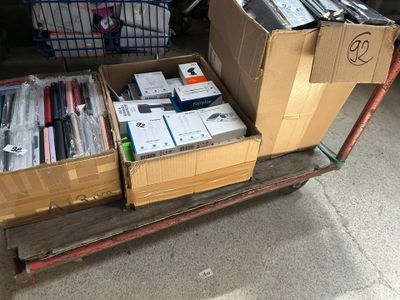 un chariot sur lequel sont empilées de nombreuses caisses de livres