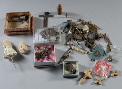 un grand nombre d'objets posés sur une table