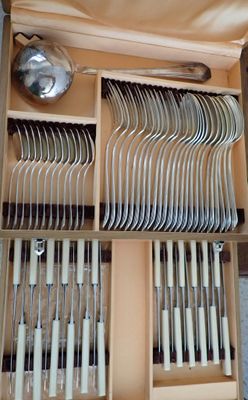 de nombreuses fourchettes et cuillères dans une boîte en bois