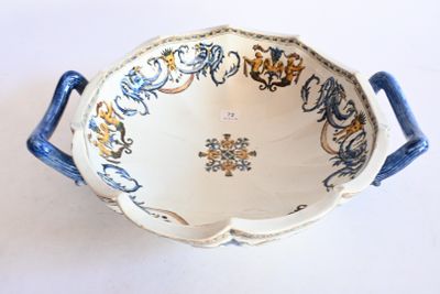 un bol bleu et blanc posé sur une table blanche