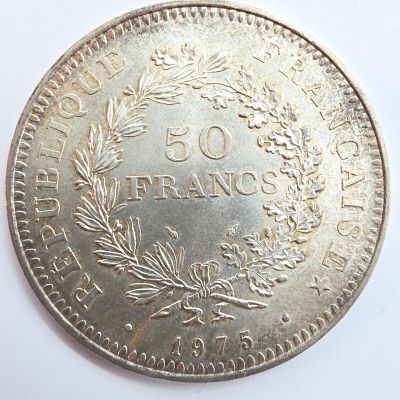 une image représentant une pièce de monnaie surmontée d'une couronne