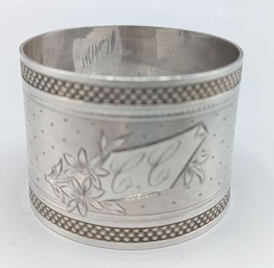 gros plan d'une coupe en argent sur une surface blanche