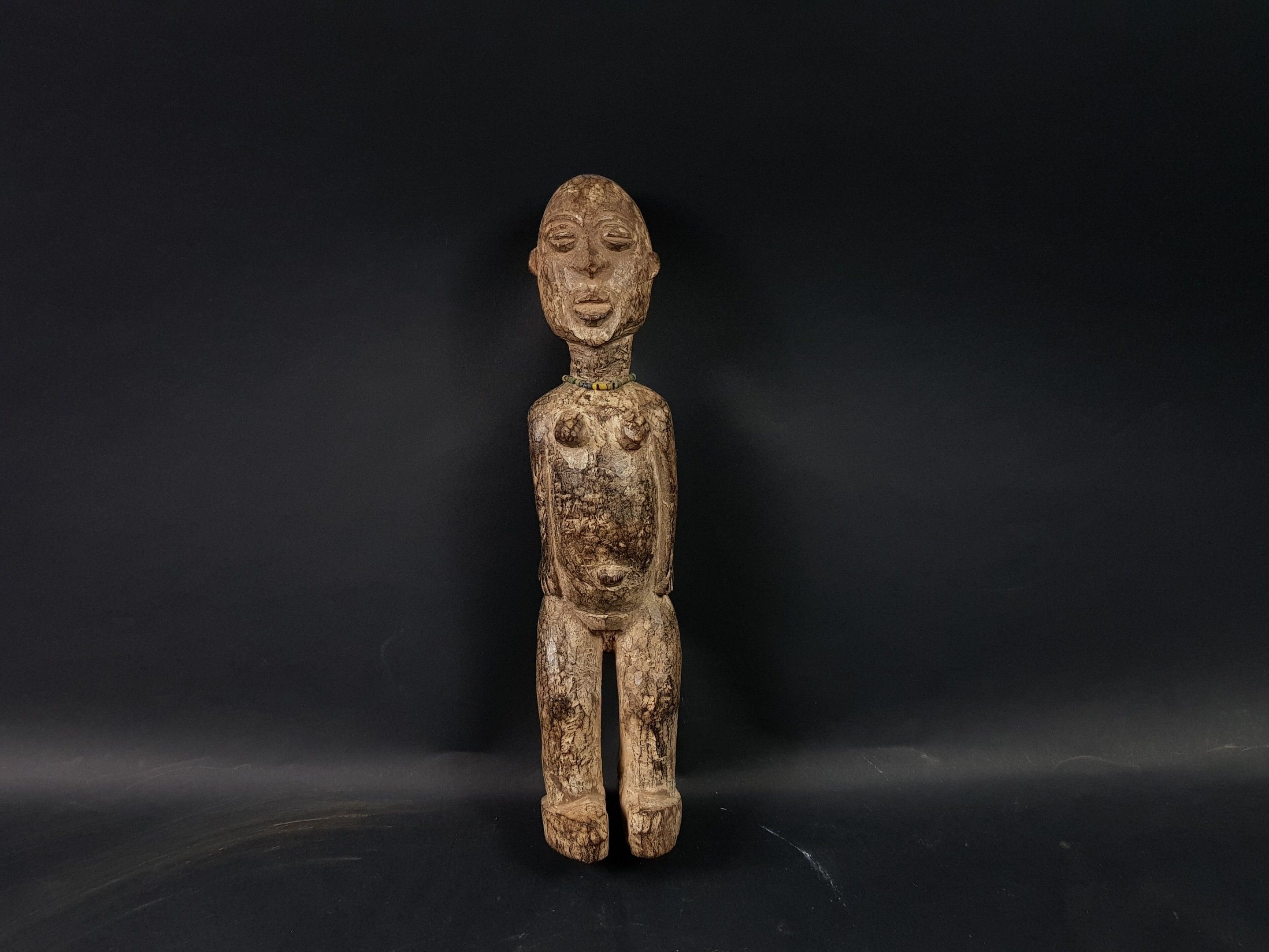 Statue Lobi, Burkina Faso Bois et collier de perles de verre H. 38 cm