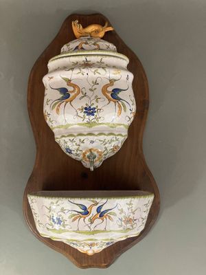 une étagère murale sur laquelle sont posés un vase et un oiseau