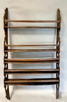Etagère vaisselier murale en bois naturem, à décor de motifs… (photo 2)