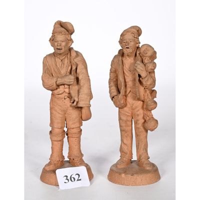 paire de personnages en bois sculpté représentant un homme et une femme