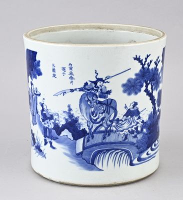 une tasse bleue et blanche sur laquelle est représenté un homme à cheval