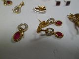 de nombreux types de bijoux sur la table