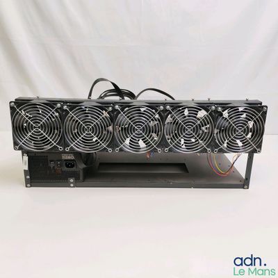 un gros plan d'un boîtier d'ordinateur surmonté de quatre ventilateurs