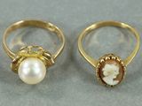 deux bagues en or ornées de perles et d'un coquillage au centre