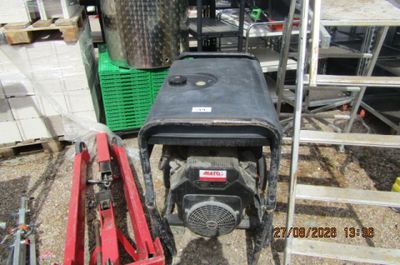 une photo d'un petit générateur portable dans un garage